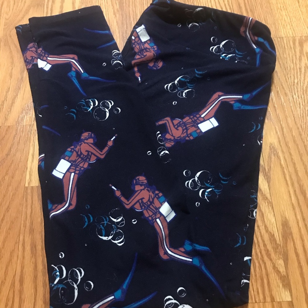 Like new LulaRoe scuba diver leggings in size TC